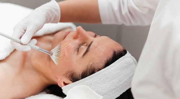 Soin peeling visage femme. Dermolaser Toulouse