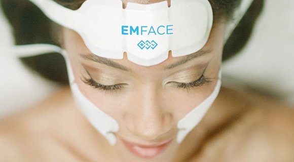 Traitement EMFACE® sur le visage d'une femme